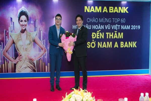 Đại diện Ban tổ chức Hoa hậu Hoàn vũ 2019, ông Trần Việt Bảo Hoàng tặng hoa đại diện Nam A Bank – ông Trần Khải Hoàn – Phó Tổng giám đốc.