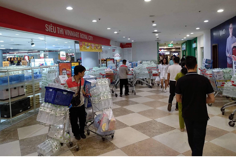 Nhiều xe chở hàng chất đầy các thùng nước đóng chai tại siêu thị Vinmart.