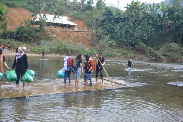 Lần đầu tiên trong đời các bạn trẻ được trải nghiệm và có những bạn kéo bè không quen đã rớt xuống suối