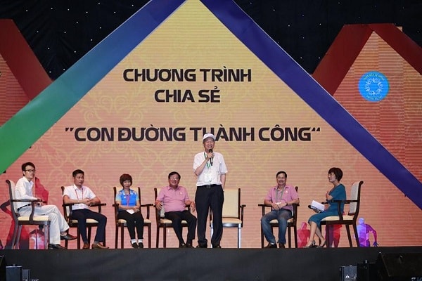 CEO Dương Đức Vũ (ngoài cùng bên trái) làm diễn giả chương trình 