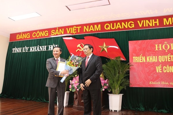 Ông Phạm Minh Chính, Trưởng Ban Tổ chức Trung ương tặng hoa chúc mừng tân Bí thư Tỉnh ủy Khánh Hòa Nguyễn Khắc Định.