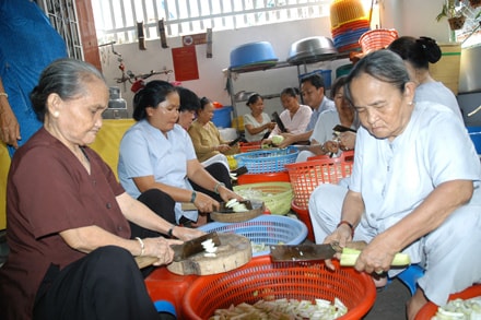  tình nguyện viên đang chuẩn bị cho bữa cơm chiều