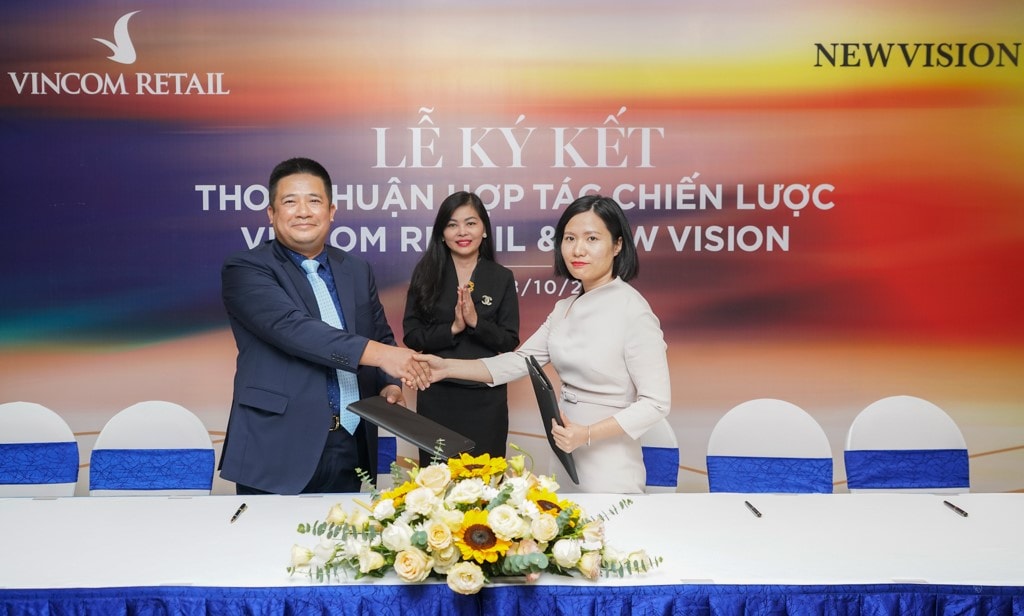 Ông Nguyễn Thế Hưng, Phó giám đốc Công ty trách nhiệm hữu hạn Bất động sản Newvision ký kết thỏa thuận với bà Trần Thu Hiền, Phó Tổng Giám đốc Kinh doanh và Marketing Vincom Retail trong buổi lễ tổ chức ngày 18/10.