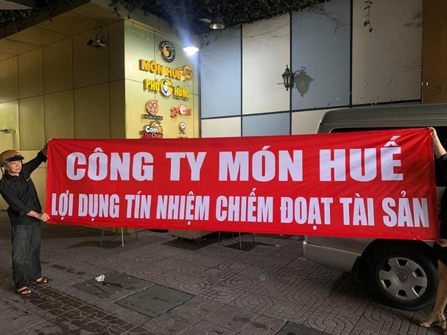 Hàng loạt nhà cung cấp mang băng rôn đến trụ sở công ty Huy Việt Nam tố chậm thanh toán nhiều tháng qua.