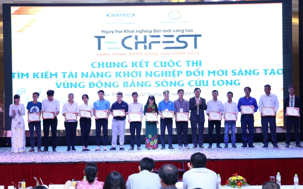 Cục trưởng Cục Phát triển thị trường và Doanh nghiệp KH&CN Phạm Hồng Quất và Phó Giám đốc Sở KH&CN Cần Thơ Trần Hoài Phương trao Giấy chứng nhận cho các đội tham gia cuộc thi “Tìm kiếm tài năng khởi nghiệp đổi mới sáng tạo vùng Đồng bằng sông Cửu Long tại Cần Thơ năm 2019”