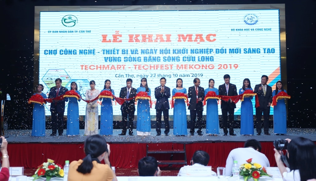 3.Thứ trưởng Trần Văn Tùng, Phó Chủ tịch UBND Thành phố Cần Thơ Nguyễn Thanh Dũng và các đại biểu cắt băng khai mạc buổi lễ