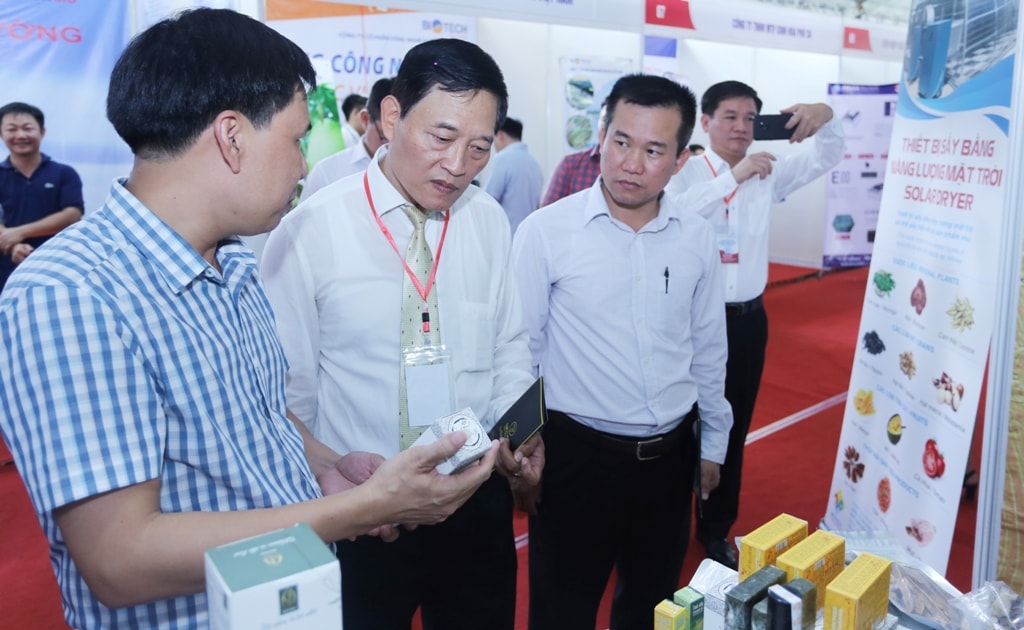 Thứ trưởng Trần Văn Tùng thăm một số gian hàng tham gia Techmart – Techfesh Mekong 2019