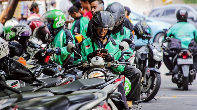 Thời gian sau đó là giai đoạn phát triển ‘thần kỳ” của Go-Jek. Trong vòng một năm, ứng dụng của công ty được tải về 7,5 triệu lượt, số lượng lái xe trong mạng lưới tăng từ 500 lên 200.000. Đến giữa năm 2017, Go Jek đạt 40 triệu lượt tải với 10 triệu người sử dụng trung bình mỗi tuần, chiếm 50% hoạt động vận tải của Indonesia nói chung và 95% thị trường giao nhận đồ ăn nói riêng, theo chia sẻ của Makarim. (Ảnh: Nikkei)