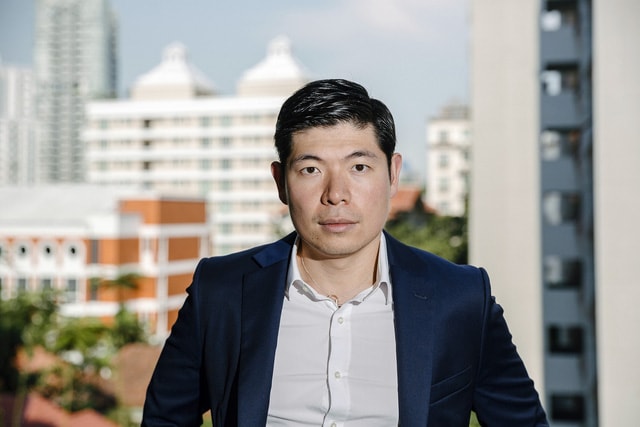 Một trong những người bạn đồng môn của Makarim tại Harvard chính là Anthony Tan – đồng sáng lập và CEO của Grab. Cùng đến từ Đông Nam Á, 2 người dễ dàng bắt chuyện và dần trở nên thân thiết. Sau khi hoàn thành chương trình MBA, cả Makarim và Anthony đều trở về quê nhà khởi nghiệp với mô hình tương tự Uber và đạt được những thành công nhất định. Hai người bạn thân ngày nào trở thành đối thủ trên thị trường gọi xe đầy khốc liệt. (Ảnh: Fortune)