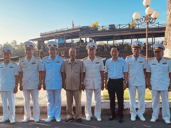 Lãnh đạo Hội truyền thống đường HCM trên biển VN đoàn tàu không số chụp hình với Nguyên Phó Thủ Tướng Trương Vĩnh Trọng & ông Nguyễn Trúc Sơn-Phó Chủ Tịch Tỉnh Bến Tre tại TP Bến Tre