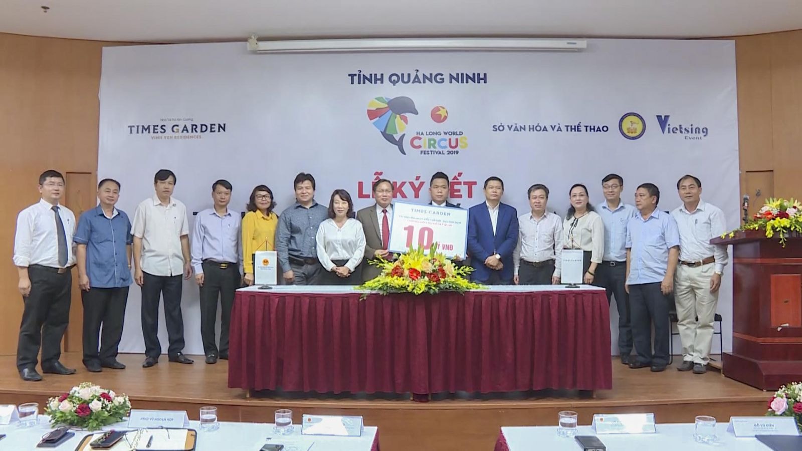 Các đại biểu trong lễ ký tài trợ Liên hoan Xiếc Thế giới – Hạ Long 2019 với chủ đề “Chương mới cho một kỳ quan” 