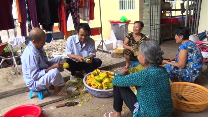 Mỗi ngày, bếp ăn tình thương tất bật từ sáng sớm đến tối khuya, chuẩn bị hàng trăm suất cơm cho bệnh nhân và người nghèo.