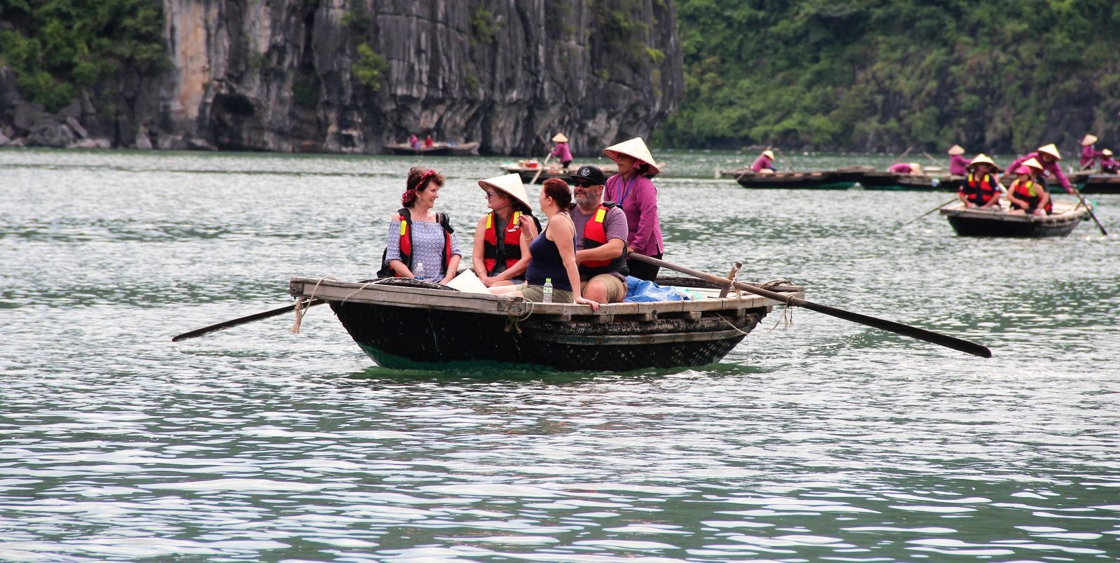 Chèo đò là nghề hiếm hoi thích ứng với việc chuyển đổi nghề của ngư dân. Ảnh Lê Cường