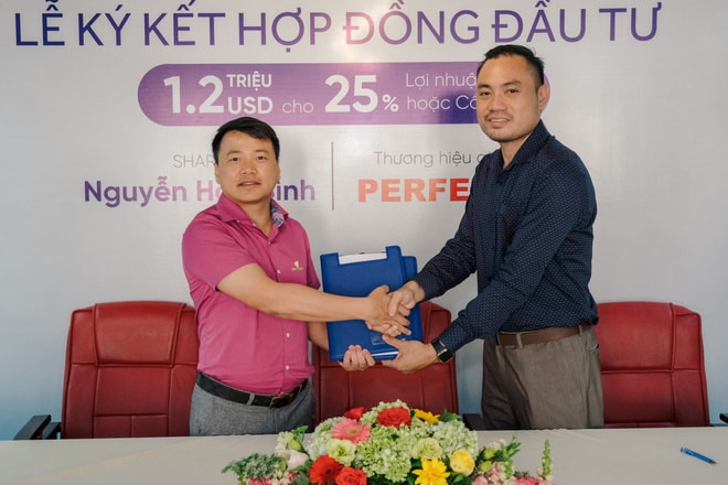 Shark Nguyễn Hòa Bình ký hợp đồng đầu tư với nhà sáng lập Perfect Nguyễn Đình Minh.