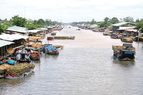  Hoạt động mua bán, vận chuyển sầm uất trên dòng sông Thom.