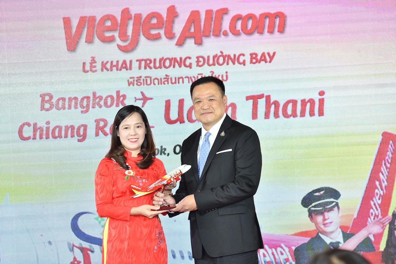 Bà Nguyễn Thị Thúy Bình, Chủ tịch HĐQT Vietjet Thái Lan tặng quà lưu niệm cho Phó thủ tướng Thái Lan Anutin Charnvirakul tại buổi Lễ