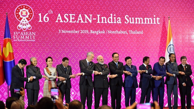 Các nhà lãnh đạo ASEAN chụp ảnh nhóm trong Hội nghị thượng đỉnh ASEAN-Ấn Độ lần thứ 16 tại Bangkok vào ngày 3 tháng 11 năm 2019, bên lề Hội nghị cấp cao Hiệp hội các quốc gia Đông Nam Á (ASEAN) lần thứ 35.