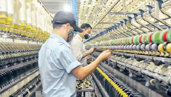 Để có thể đẩy mạnh xuất khẩu sang các nước cùng tham gia FTA, đặc biệt các thị trường lớn, dệt may phải đáp ứng quy tắc xuất xứ tương đối chặt, từ sợi hoặc vải trở đi, trong khi nước ta chưa có ngành dệt nhuộm và vẫn phải dựa vào nhập khẩu các nguyên liệu chính để sản xuất hàng xuất khẩu.