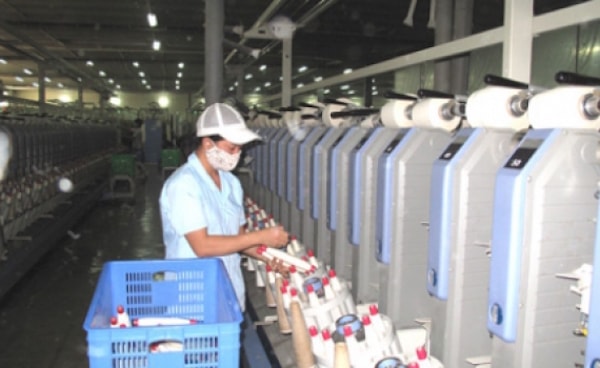 mỗi năm Việt Nam nhập vải từ Trung Quốc khoảng 12 tỷ USD và xuất khẩu sang Trung Quốc khoảng 3 – 3,5 tỷ USD tiền sợi, nhưng Việt Nam cũng nhập khẩu lại từ Trung Quốc khoảng hơn 1 tỷ USD tiền sợi. Như vậy Việt Nam lệch với Trung Quốc khoảng 10 tỷ USD.