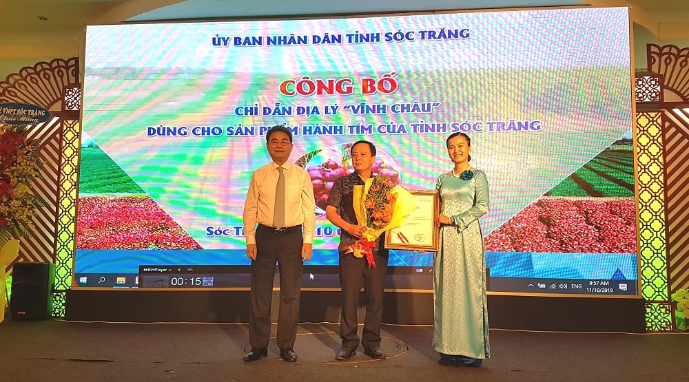 Ông Đinh Hữu Phí, Cục trưởng Cục Sở hữu trí tuệ trao Giấy chứng nhận đăng ký chỉ dẫn địa lý hành tím Vĩnh Châu cho Sở KH&CN tỉnh Sóc Trăng