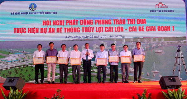 Bộ NN&PTNT, UBND tỉnh Kiên Giang trao bằng khen, giấy khen cho các tập thể cá nhân thực hiện tốt công tác giải phóng mặt bằng, chuẩn bị thực hiện dự án.