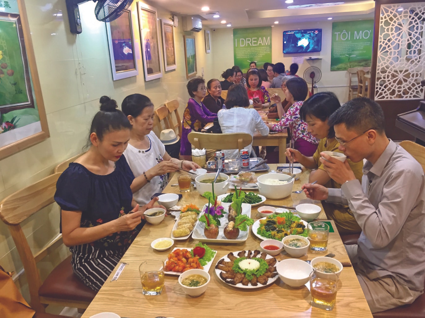 Thực khách dùng đồ chay tại một quán ăn trên đường Âu Cơ, Tây Hồ, Hà Nội