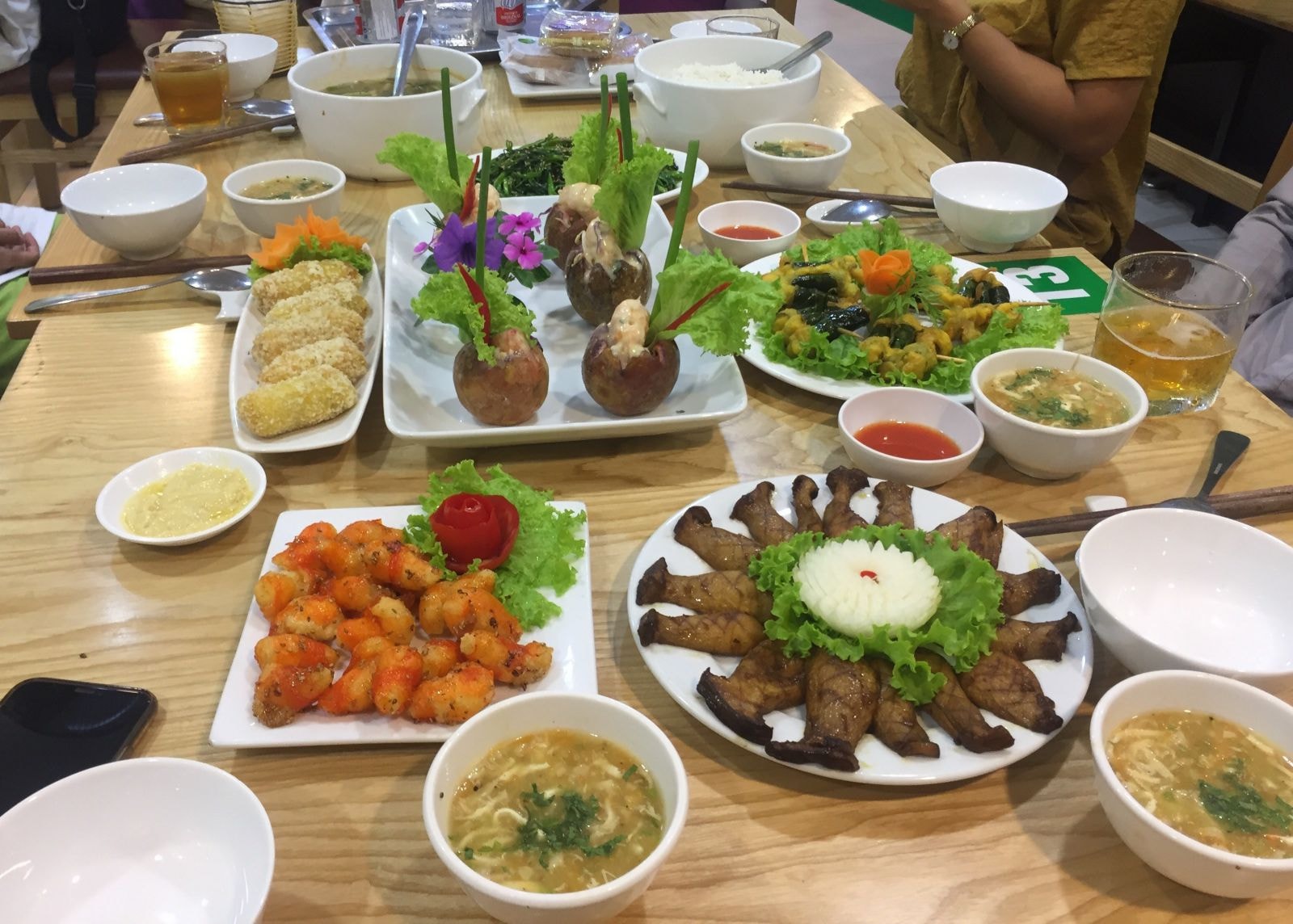 Một mâm cơm chay với đầy đủ chất dinh dưỡng