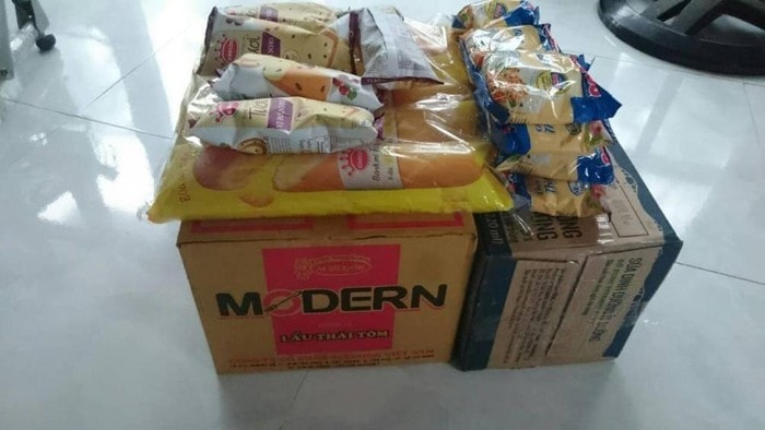 Đồ ăn anh An mua chuẩn bị cho người dân trú bão tại nhà nghỉ mình