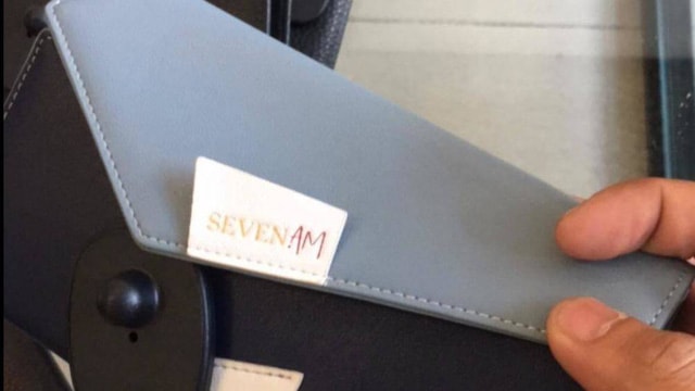 Logo SEVEN.AM được dập chìm trên sản phẩm túi da, bày bán tại 135 Trần Phú, Hà Đông