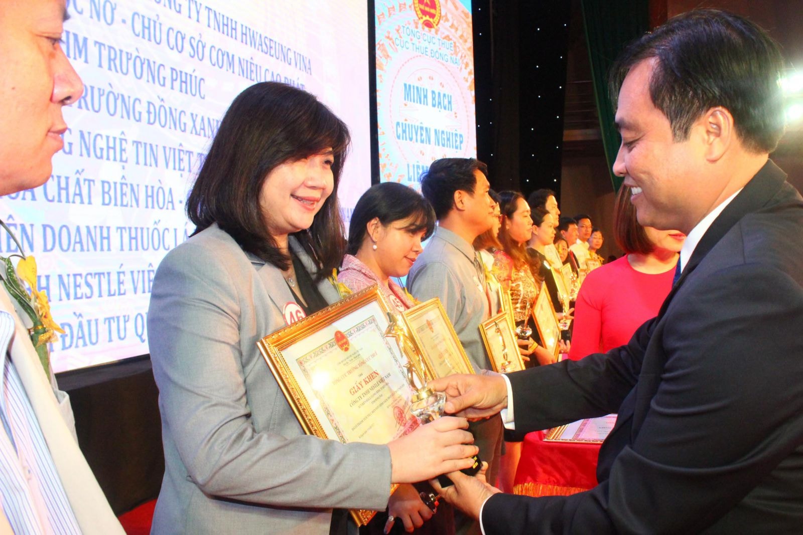Bà Johana Wiriadinata, Giám đốc Tài chính Công ty TNHH Nestlé Việt Nam nhận bằng khen và kỷ niệm chương từ đại diện ngành Thuế.jpg