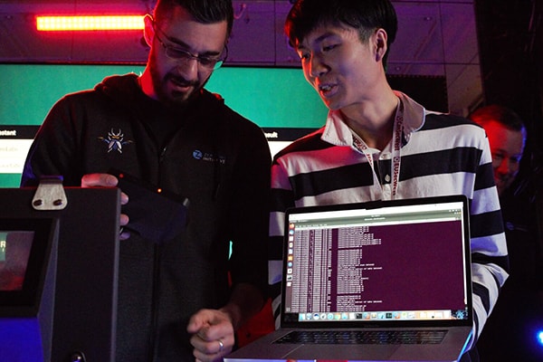 Amat Cama (trái) and Richard Zhu (phải), hai nhà nghiên cứu bảo mật đã tìm ra lỗ hổng trên loa thông minh của Amazon.