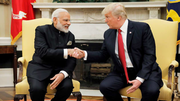 Tổng thống Donald Trump bắt tay với Thủ tướng Ấn Độ Narendra Modi khi họ bắt đầu cuộc họp tại Phòng Bầu dục của Nhà Trắng ở Washington, vào ngày 26 tháng 6 năm 2017.