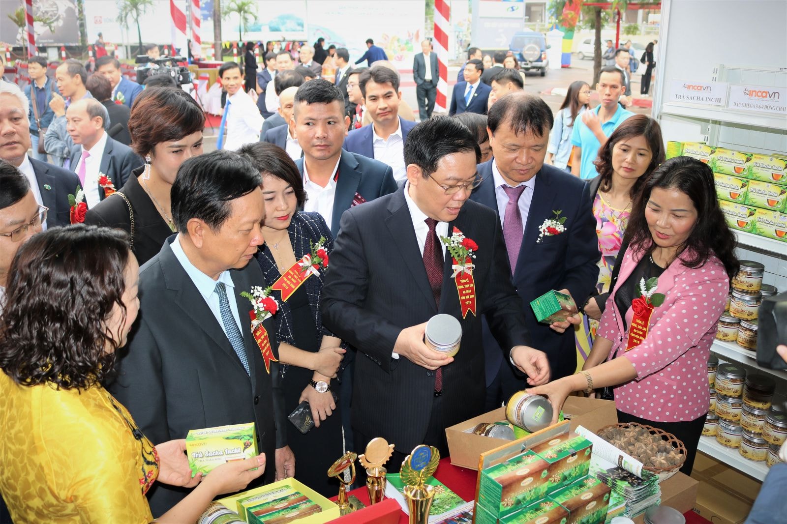 Các đại biểu tham quan một gian hàng giới thiệu sản phẩm OCOP của tỉnh Hòa Bình tại sự kiện