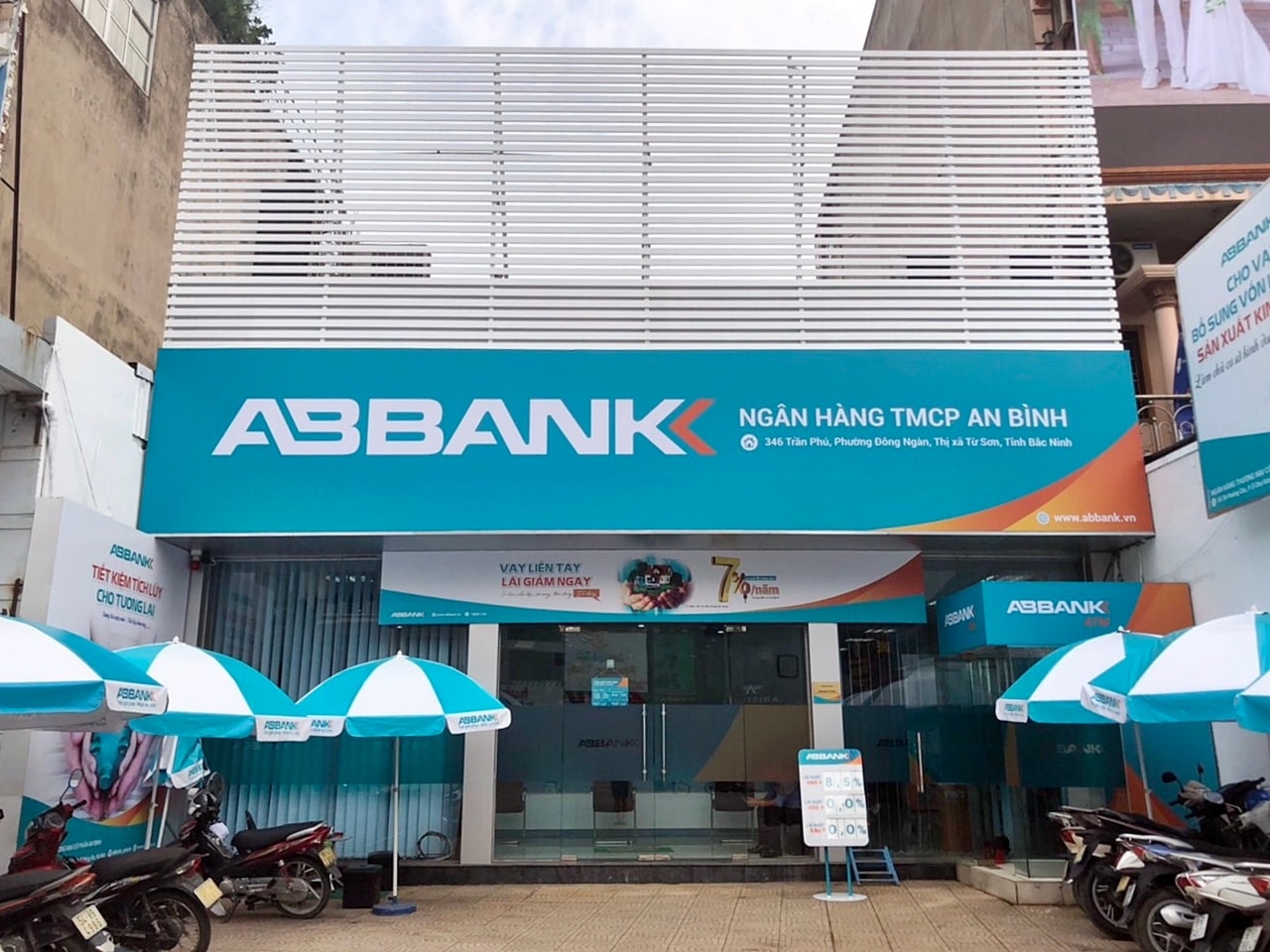 ABBANK áp dụng bộ nhận diện thương hiệu mới trên hệ thống biển hiệu và mặt tiền các điểm giao dịch và hiện có 12 điểm giao dịch của ABBANK đã được khoác “chiếc áo” mới. 