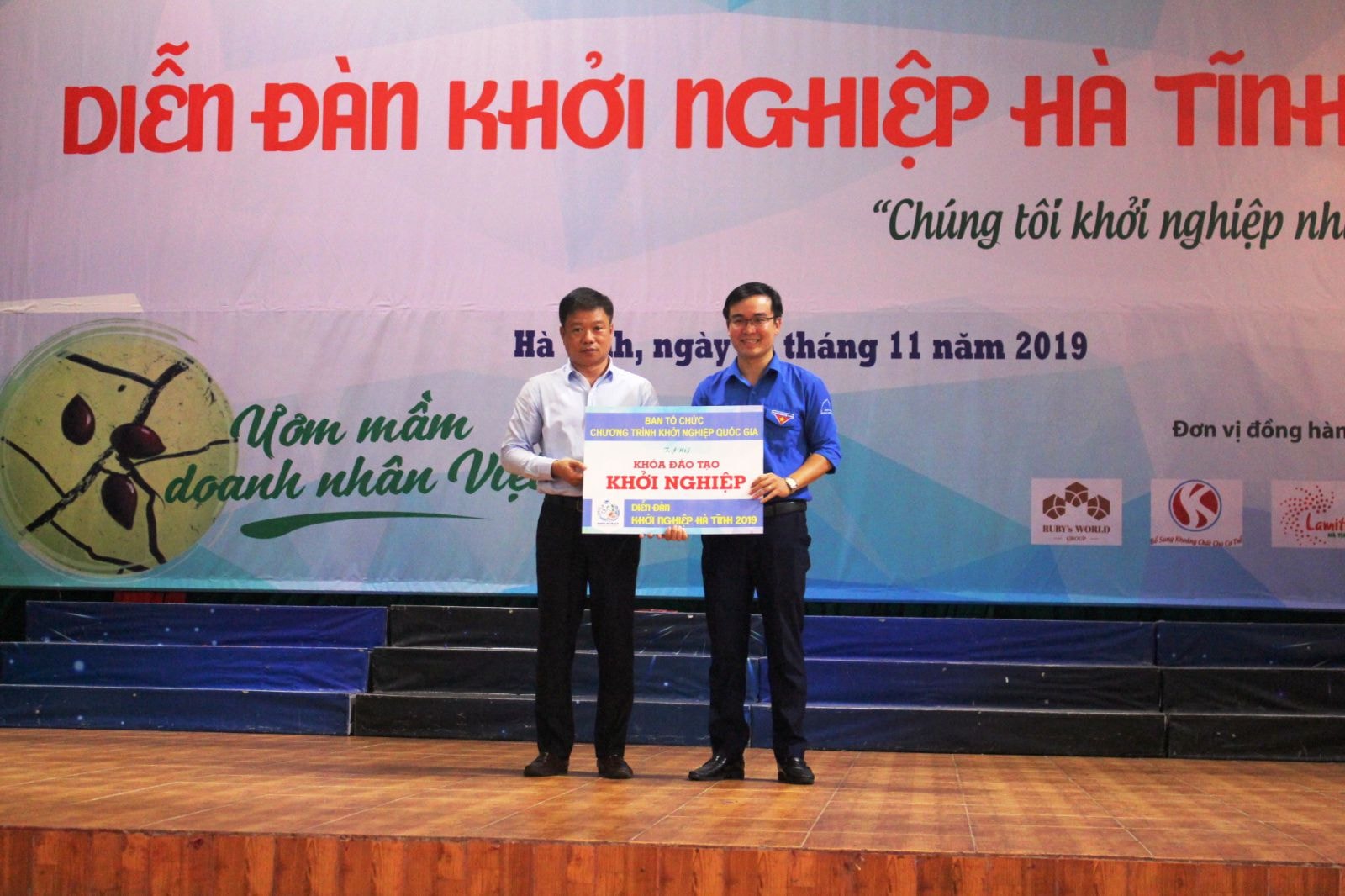 Ông Nguyễn Tiến Dũng, Phó Tổng Biên tập báo Diễn đàn Doanh nghiệp tặng khóa đào tạo Hướng dẫn tìm ý tưởng kinh doanh cho các đơn vị tham gia