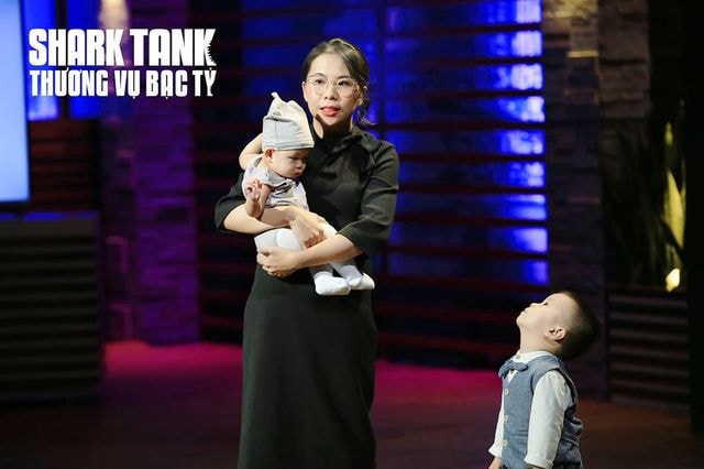 Mẹ bỉm sữa Đỗ Phan Hoàng Sương dẫn 2 con của mình lên Shark Tank gọi vốn.