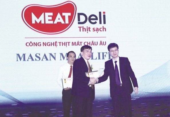 Ông Phạm Trung Lâm (trái) TGĐ CTy Masan MEATLife nhận giải thưởng Top 10 thương hiệu sản phẩm Tin và dùng Việt Nam 2019