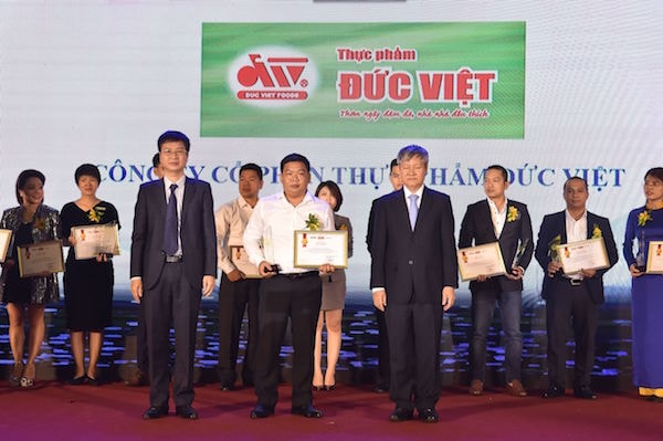 Đại diện Thực phẩm Đức diện nhân giải từ Ban Tổ chức