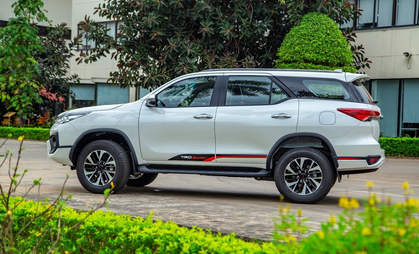  Caption 2: Fortuner TRD – phiên bản mới nhất được giới trẻ yêu thích