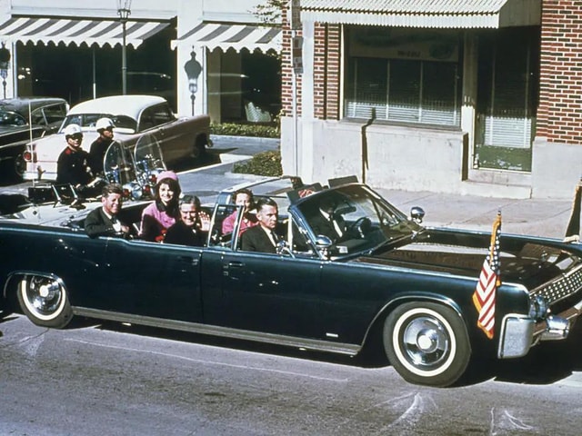 John F. Kennedy, Jackie Kennedy, Thống đốc bang Texas John Connally và vợ Nellie đi xe qua Dallas ngay trước khi bị ám sát. (Nguồn: Business Insider)