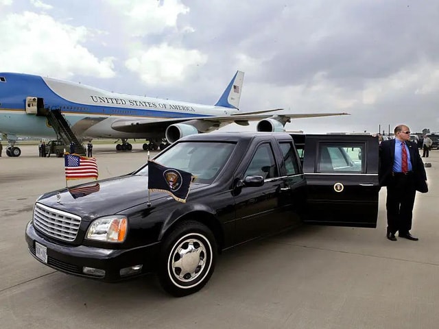 Một nhân viên mật vụ đang đứng đợi Tổng thống Mỹ George W. Bush bên chiếc limousine và Air Force One tại Sân bay Fort Smith. (Nguồn: Business Insider)