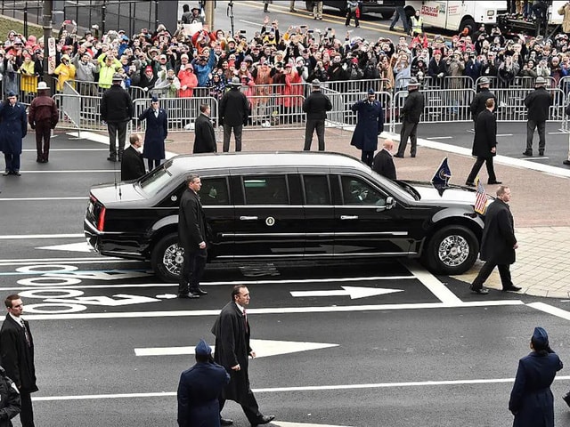 Chiếc limousine mang tên The Beast chở Tổng thống Mỹ Donald Trump và đệ nhất phu nhân Melania Trump rẽ vào Đại lộ Pennsylvania trong Cuộc diễu hành nhậm chức của Tổng thống vào ngày 20 tháng 1 năm 2017 tại Washington, DC. (Theo Business Insider)