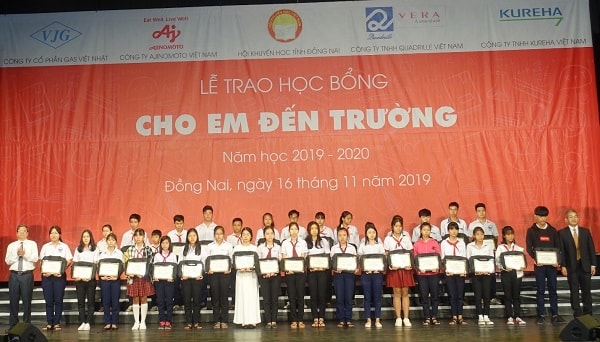 Quỹ học bổng “Cho em đến trường” lần thứ 16 đã trao tặng 400 suất học bổng cho các em học sinh tỉnh Đồng Nai