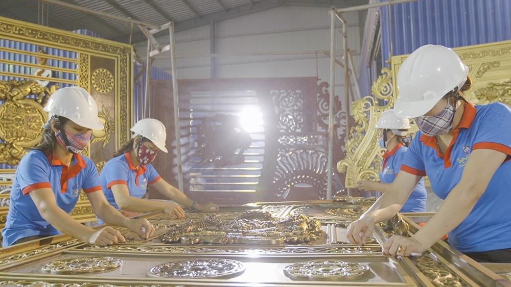 Những cánh cổng nhôm đúc luôn được các công nhân của Hoàng Nguyễn chế tác với sự tỉ mỉ, tận tâm