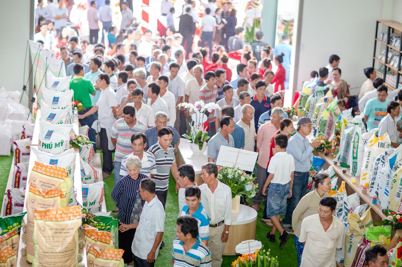 Bà con nông dân quanh khu vực tới tham quan phòng trưng bày sản phẩm nông nghiệp của Công ty