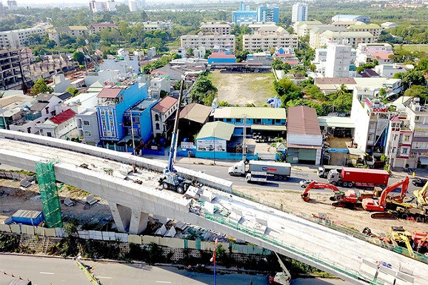 Tuyến metro số 2 (Bến Thành - Tham Lương) thuộc giai đoạn 1 của dự án 8 tuyến metro được phê duyệt tại TP.HCM, có chiều dài 11,3 km, đi qua địa bàn của sáu quận 1, 3, 10, Tân Bình, Tân Phú, 12 với 17 đoàn tàu có công suất tối đa 40.000 khách/giờ/hướng.