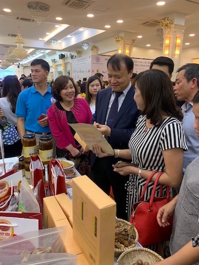 Việc quản lý chất lượng sản phẩm cả trong quá trình trồng trọt và quá trình lưu thông, công tác bảo quản, sơ chế sản phẩm còn hạn chế. Còn ít những doanh nghiệp lớn làm đầu mối mua hàng hóa cho bà con nông dân, đơn vị sản xuất…
