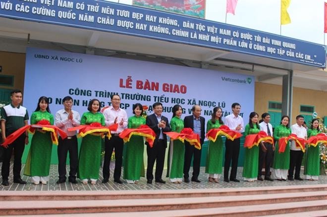 Các đại biểu tham gia cắt băng khánh thành công trình Truờng tiểu học xã Ngọc Lũ