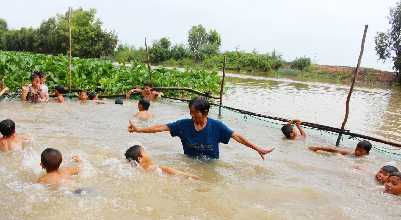 17 năm bà Sáu đã dạy bơi miễn phí cho hơn 2.000 trẻ em vùng sông nước. (Ảnh qua Eboi)