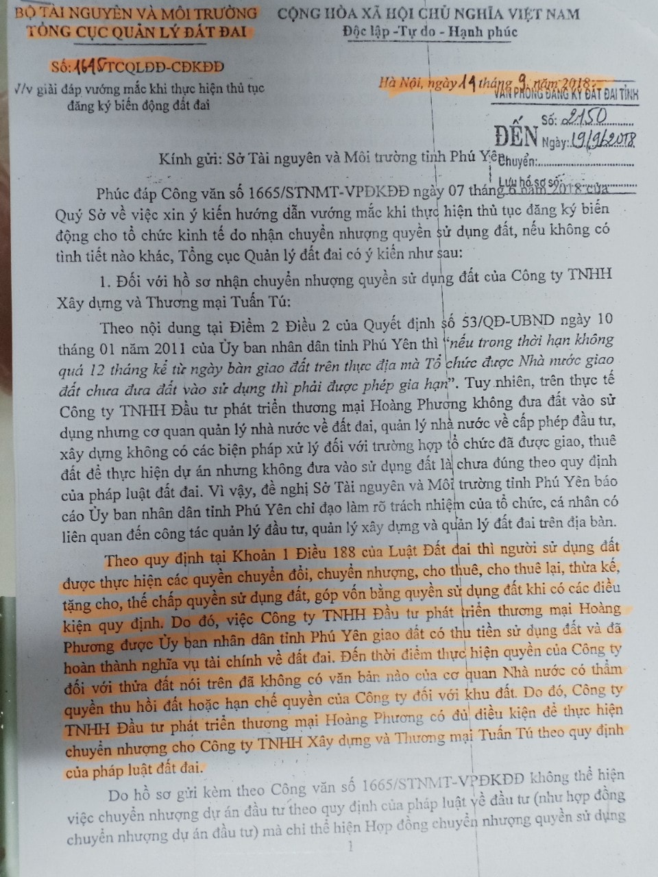 văn bản số 1645/TCQLĐĐ-CĐKĐĐ của Tổng cục quản lý đất đai - Bộ tài nguyên và Môi trường, ngày 14/9/2018 về việc giải đáp vướng mắc khi thực hiện thủ tục đăng ký biến động đất đai thì: “việc chuyển nhượng quyền sử dụng đất của Công ty Hoàng Phương cho Công ty Tuấn Tú là đúng theo quy định của pháp luật đất đai”.
